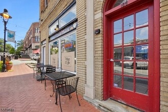 Building Photo - 166 Maplewood Ave