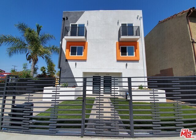 Building Photo - 3948 1/2 Crenshaw Blvd