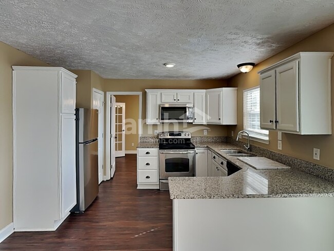 Building Photo - 1905 Thesa Ct