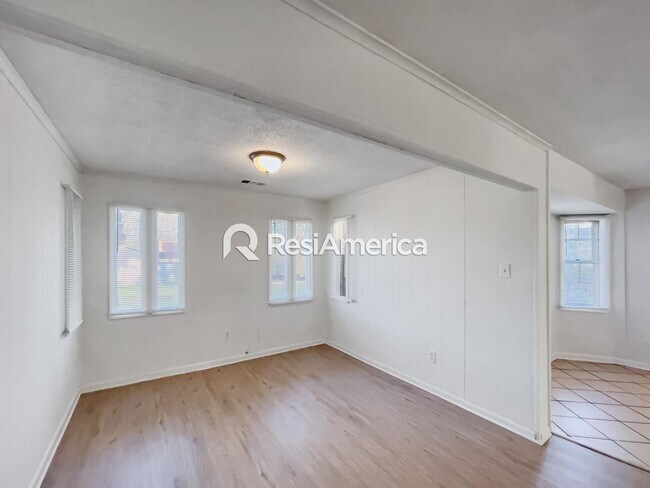 Building Photo - Newly Renovated 3/2 in 38109!