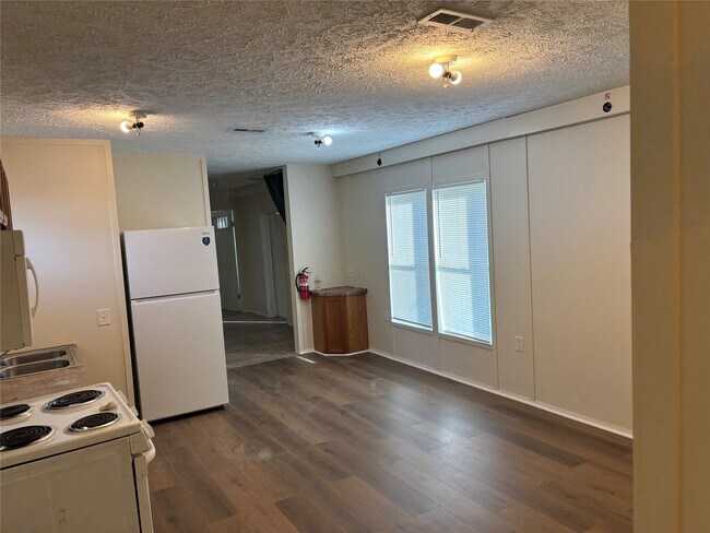 Building Photo - 608 Clear Lake Rd