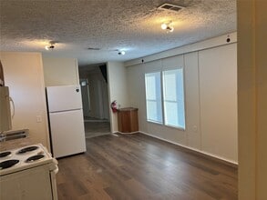 Building Photo - 608 Clear Lake Rd