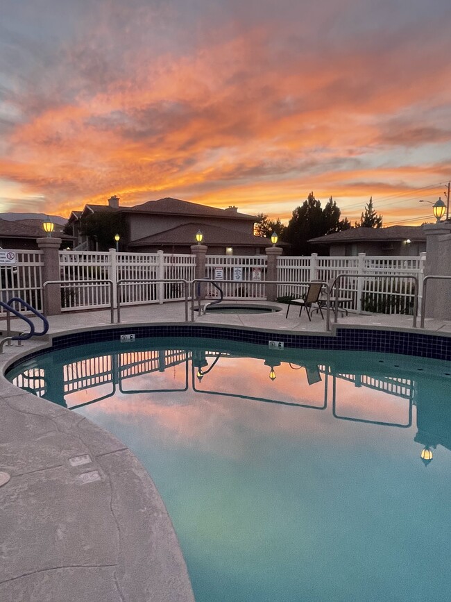 Pool & Hot Tub- 1 min walk! - 985 E Mingus Ave