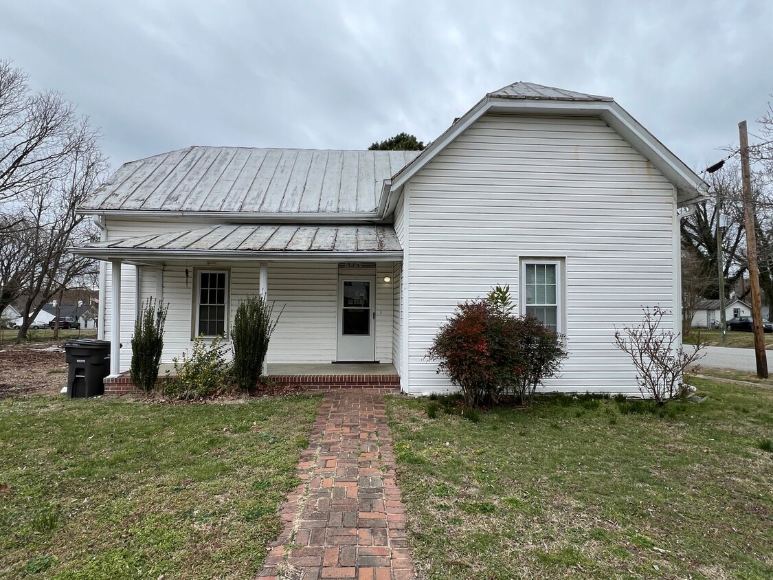 Primary Photo - Beautiful Hardwood Floors and Conveniently...