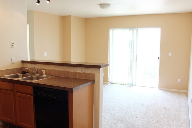 Building Photo - 422 NE Maiden Ln