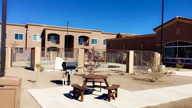 Pool/Picnic Area - Spring River Luxury Apartment Homes