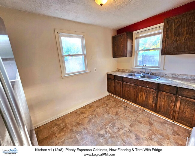 Building Photo - 2 Bed/1 Bath Townhouse w/ Basement, Hardwo...