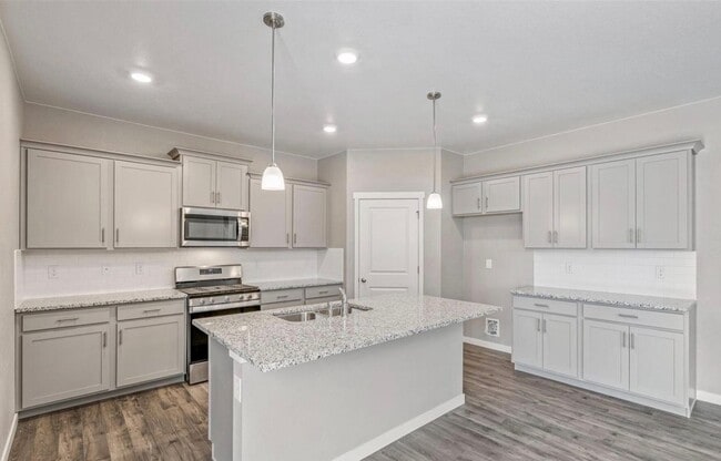 Building Photo - Spacious 5-Bedroom Home Including All Appl...