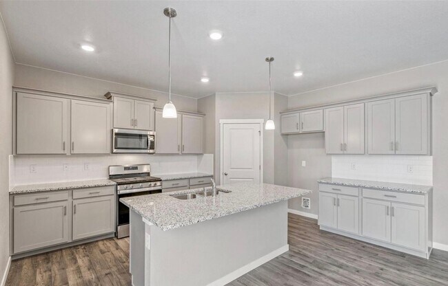 Foto del edificio - Spacious 5-Bedroom Home Including All Appl...