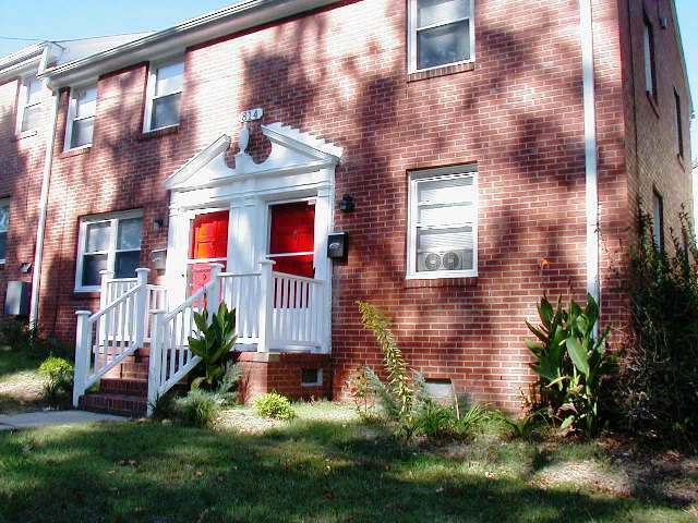 Foto principal - End Unit Townhouse with Hardwoods / W&D / ...
