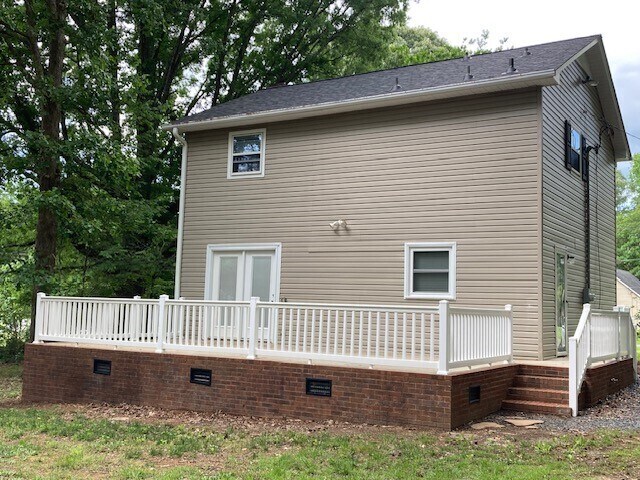 Building Photo - 3 BR 1.5 BA
