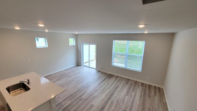 Building Photo - *NEW* 3 BR Townhome in the Hughland Park n...