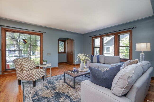 Living Room - 1215 N Anderson St