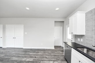 Building Photo - 688 Swallow Dr