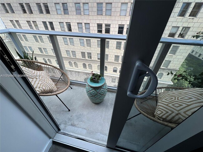 Foto del edificio - 151 SE 1st St