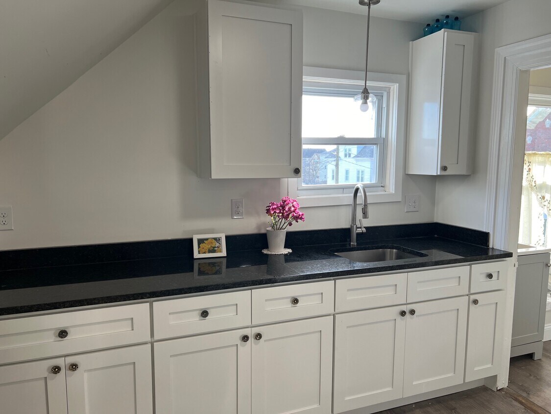 Foto principal - 394 Weeden St