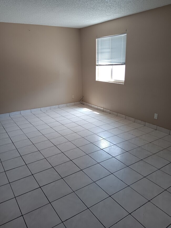 Foto del edificio - 2304 Saturn Ave
