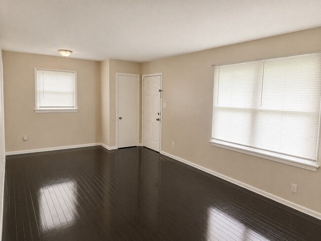 Building Photo - 104 Twin Oaks Dr