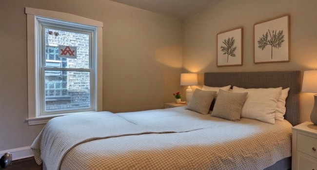 Building Photo - 2015 N Leclaire Ave