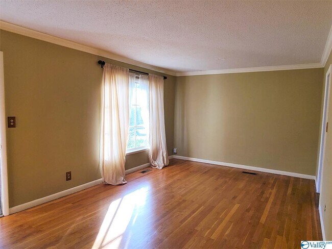 Building Photo - 2605 Brookline Dr NW