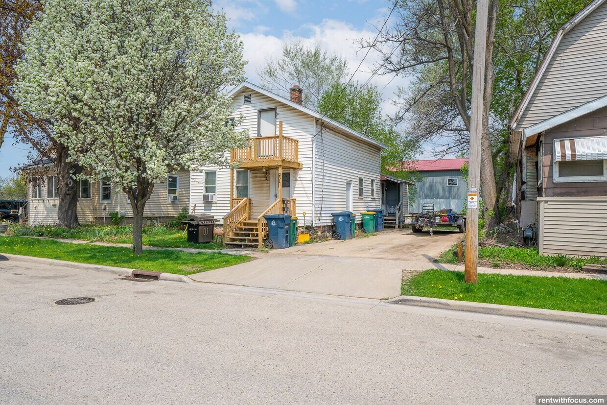 Foto principal - 231 W Follett St