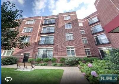 Building Photo - 4426-426 Riverview Ave