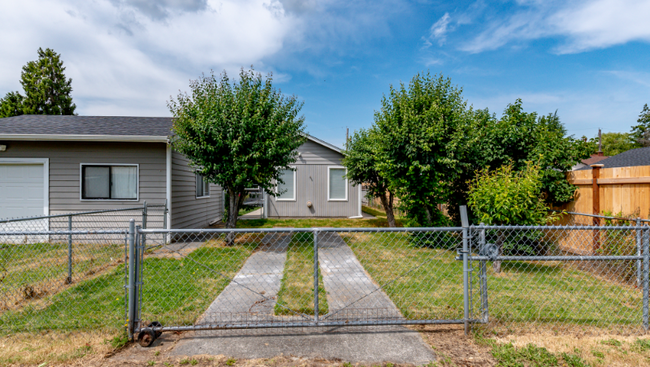 Building Photo - 704 5th Ave SE