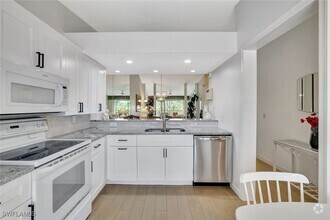 Building Photo - 2420 Hidden Lake Dr