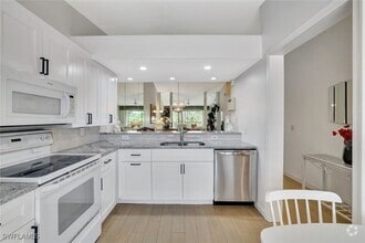 Building Photo - 2420 Hidden Lake Dr