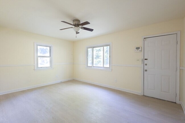 Building Photo - Cozy 2 BR/1 BA Single-Family Home in Clinton!