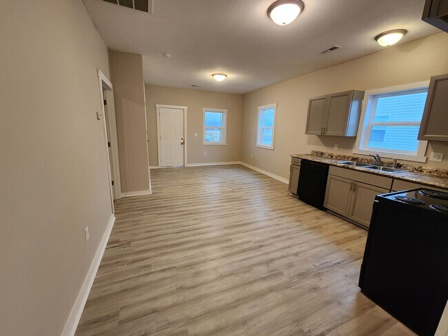 Foto del edificio - Spacious 3-Bedroom, 1-Bathroom Home AVAILABLE NOW!!