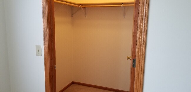 Foto del edificio - 711 Burgess Dr