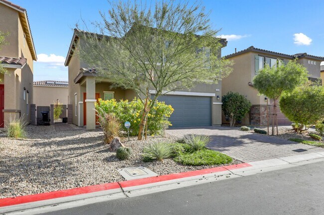 Building Photo - Gorgeous 4 bedroom