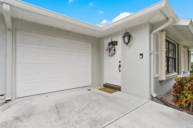 Building Photo - 9815 Pecan Tree Dr