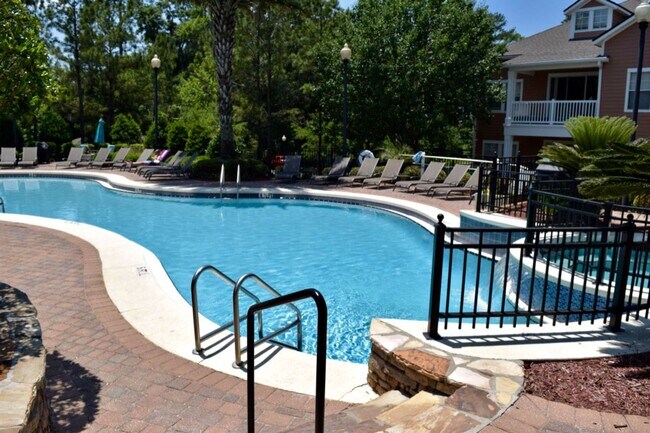Building Photo - Resort Style Living @ Barrington Park- 1/1 Loft with Balcony overlooking tennis Court! Available ...