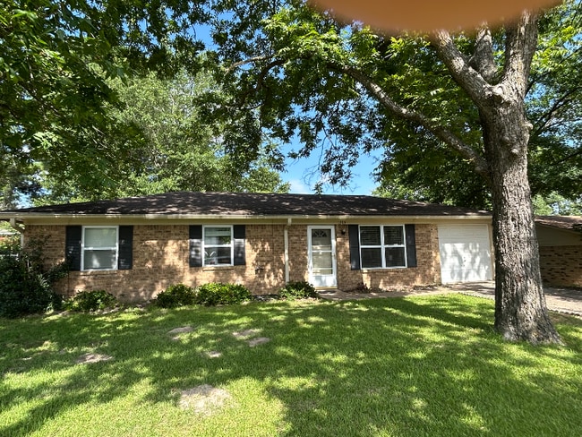 Building Photo - 1205 Summit Heights