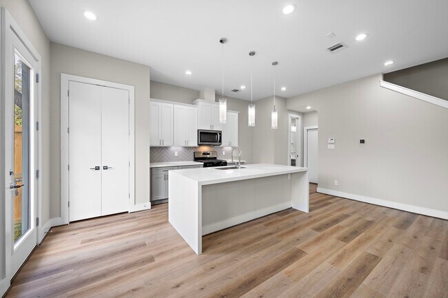 Foto del edificio - 8134 Esther Acres Ln