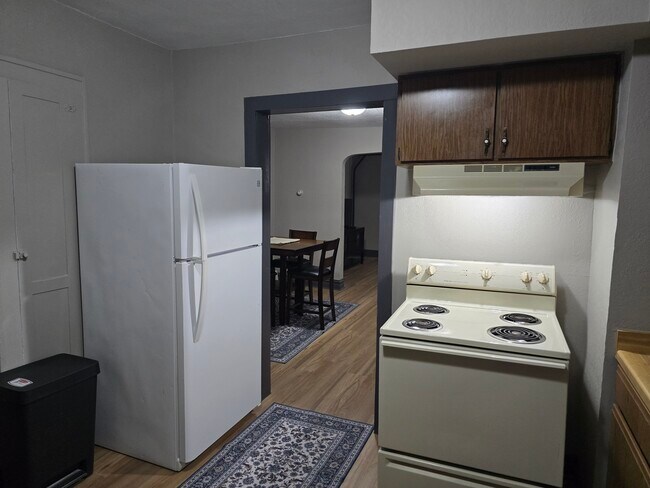 Foto del edificio - 1825 E 5th St