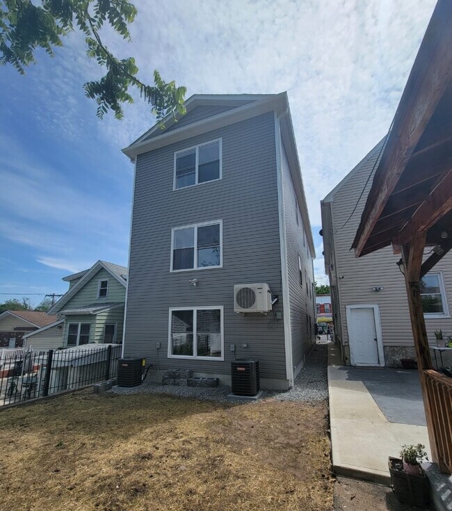 Atrás - 153 E 23rd St