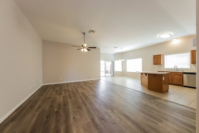 Foto del edificio - 2128 E Danbury Rd