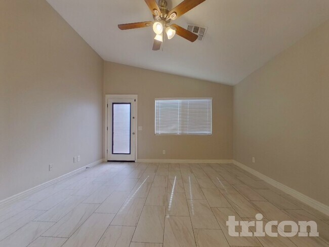 Foto del edificio - 16049 W Moreland St