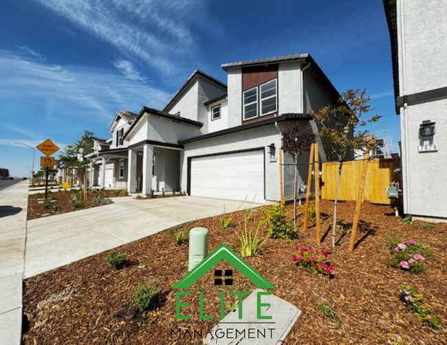 Building Photo - Beautiful 4 Bedroom, 3 Full Bath Two Story One year Old Home