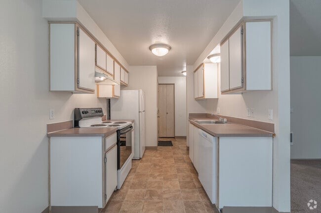 2BR, 2BA - 923SF Kitchen - Bluebird Cozine Creek Apartments