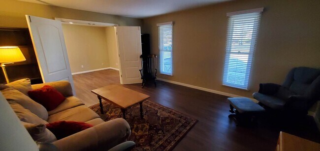 Foto del edificio - 2032 Meadowside Ln