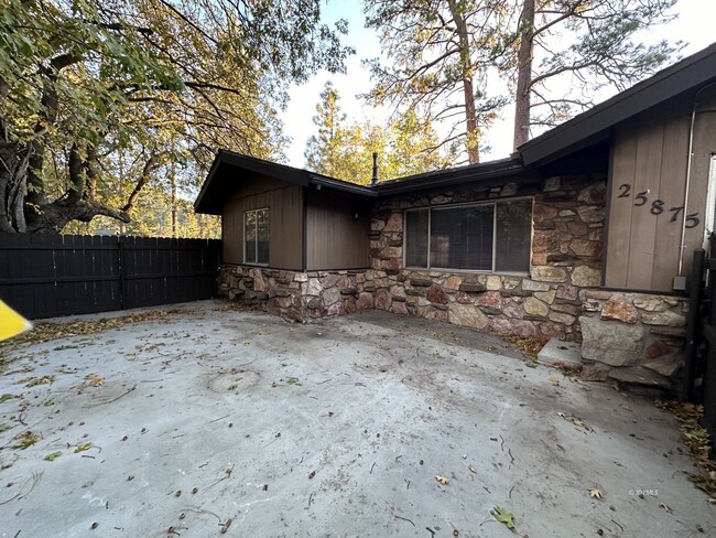 Building Photo - Remodeled unit in the center of town