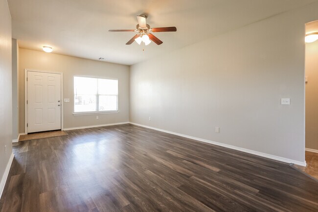 Building Photo - Beautiful Home