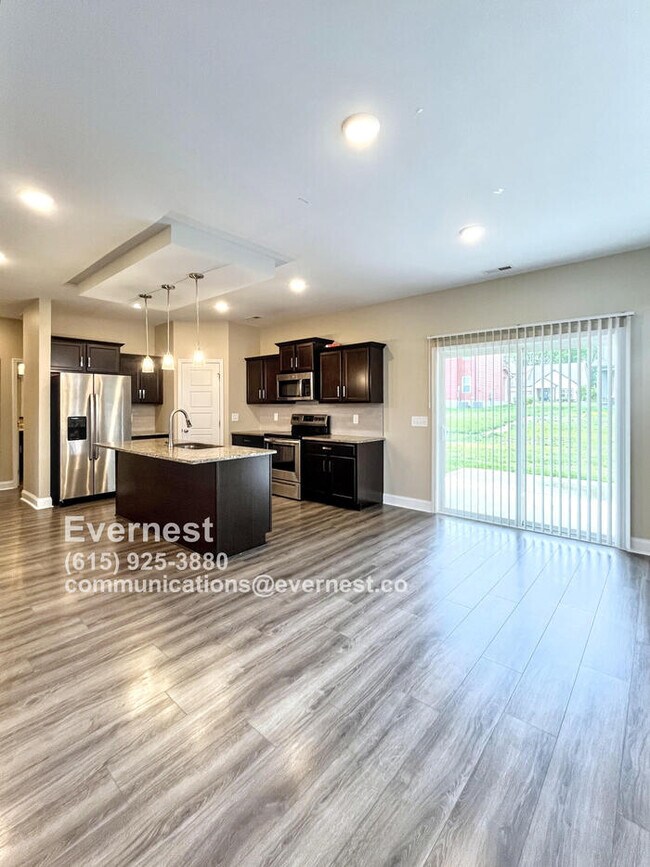 Foto del edificio - Spacious 4-Bedroom Home with Modern Comfor...