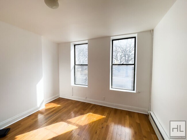 Foto del edificio - Classic Bushwick Floor-through 2-Bed 1-Bed / Maria Hernandez Park
