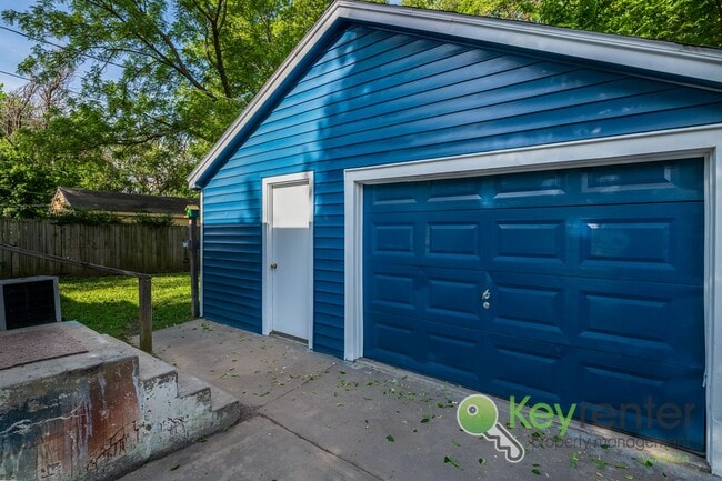 Building Photo - Freshly remodeled 2 bedroom + 2 bonus room...