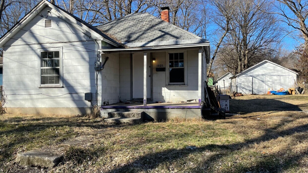 Primary Photo - 2 Bedroom 1 Bathroom Home. PET FRIENDLY
